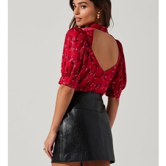 ASTR the label FLORAL MOCK NECK COWL DRAPE TOP in Red Floral - Picture 4 of 8